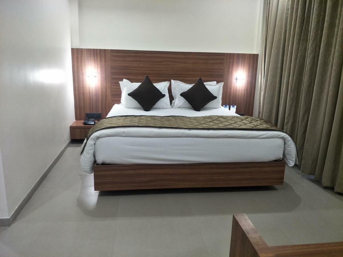 Kyriad Hotel Solapur By Othpl Luaran gambar